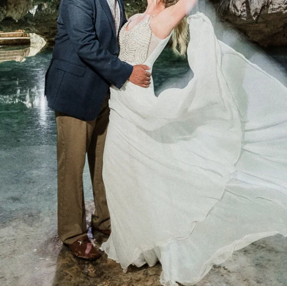 Gorgeous prom or wedding dress. - Picture 2 of 3